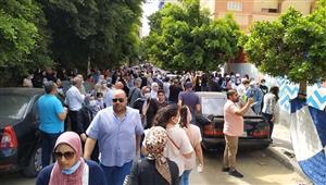 أولياء أمور طالبات الثانوية يشتكون من تداول امتحان الإنجليزي بلجان البنين في الإسكندرية- صور