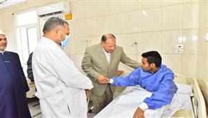 بالصور- محافظ أسيوط يقدم الهدايا للمرضى في أول أيام عيد الأضحى