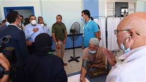 رئيس الوزراء يتفقد العيادات الثابتة بالمدرسة الثانوية التجارية بكفر داود