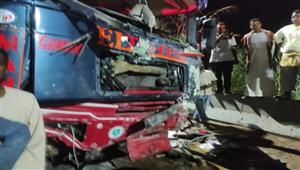 11 جثة و2 مصابين.. تفاصيل تصادم مروع بين ميكروباص وتريلا بأسوان- صور