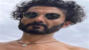 خالد النبوي بإطلالة كلاسيكية في افتتاح مهرجان القاهرة السينمائي