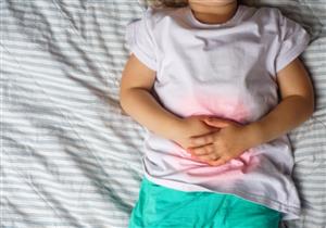 8 أعراض تكشف إصابة طفلِك بالتلبك المعوي- هكذا تحميه