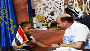 بالصور- محافظ أسوان يوجه بسداد ديون غارمة وتوفير أجهزة لفتاة مقبلة على الزواج