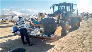 بالصور- الإنقاذ والطوارئ يرفع المخلفات من شواطئ بورسعيد