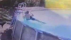 بالفيديو.. الطفل "البطل" أنقذ أمه من الغرق في ثواني 