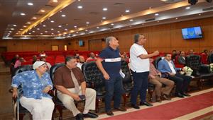 صور.. محافظ بورسعيد يناقش الاستعدادات لبطولة الجمهورية للشركات 