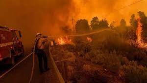 فيضانات تهدد كاليفورنيا فيما الحرائق متواصلة