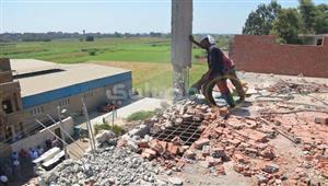 صور.. محافظ القليوبية يشهد تنفيذ 4 قرارات إزالة مخالفات في بنها