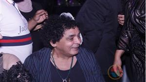 النجوم يلتفون حول "الكينج" لالتقاط الصور في أحدث حفل زفاف بالوسط الفني 