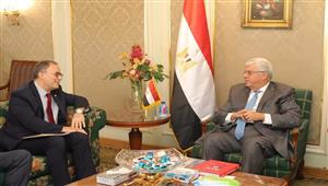 وزير التعليم العالي يبحث آليات التعاون العلمي مع الجامعة الأمريكية بالقاهرة