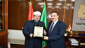 درع محافظة المنوفية لوزير الأوقاف لجهوده في نشر الفكر الوسطي
