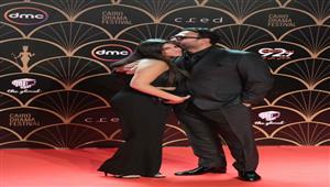 أكرم حسني يقبل ابنته على السجادة الحمراء بمهرجان القاهرة للدراما