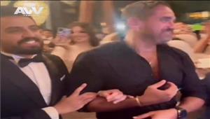 أمير كرارة يفاجئ إسلام جمال في حفل زفافه (فيديو)