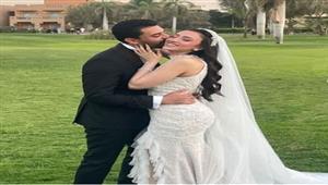 قُبلة من إسلام جمال لعروسته في حفل زفافهما (فيديو)