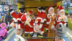 بالصور.. الغزالة والأقزام وأشجار ليزر.. أشكال جديدة للزينة في الكريسماس بالسويس