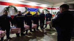 نضال عناصر الإطفاء على الجبهة في باخموت الأوكرانية