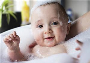استحمام الطفل في الشتاء- طبيب يحذر من هذه العادات