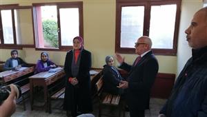 بالصور- محافظ بورسعيد يستطلع آراء طلاب الشهادة الإعدادية حول "البابل شيت"