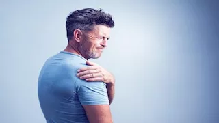 احذر ألم الكتف الأيمن.. 4 أعراض خطيرة للذبحة الصدرية