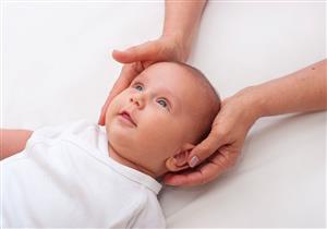 بماذا ما يشير هز الرضيع رأسه عند النوم؟