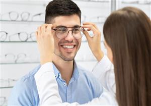 هل ارتداء النظارة الطبية يتسبب في قصر النظر؟