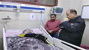 بالصور.. محافظ أسيوط يزور مصابي المنزل المنهار بحي غرب 