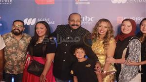 بالصور.. محمد ثروت بصحبة عائلته في العرض الخاص لفيلم "سكر"