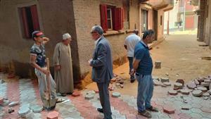 بالصور.. تركيب الإنترلوك بشوارع قرى البحيرة قبل موسم الأمطار 