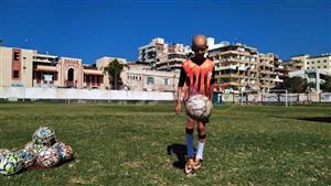 مثله الأعلى محمد صلاح.. الطفل "آدم" يحارب السرطان باللعب مع الكبار في بورسعيد - صور 