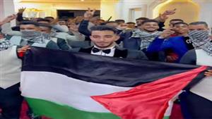 على أنغام "أنا دمي فلسطيني".. عريس يحتفل بزفافه بالشال والعلم الفلسطيني في قنا