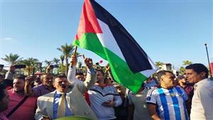 نفديكي يا فلسطين.. وقفة تضامنية ببورسعيد مع أهالي غزة وتأييدا لقرارات الرئيس (صور) 