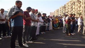 المئات من المتظاهرين لدعم غزة يؤدون صلاة العصر بميدان التحرير - صور