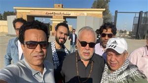 أشرف زكي ومحمد محمود وميدو عادل.. نجوم الفن أمام معبر رفح -صور