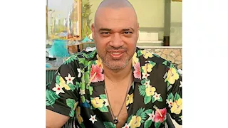 خالد تاج الدين ينشر صورة مع عمرو دياب ويطالب بطرح الأغاني المسجلة