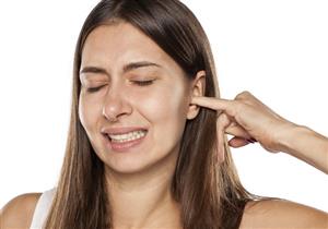 طبيب يحذر من تنظيف الأذن بهذه الطريقة "فيديو"