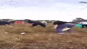 واقعة غريبة.. رجل يلقي مليون دولار من طائرة هليكوبتر "فيديو"