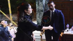 يسرا اللوزي وصبري فواز في عزاء والدة سلوى محمد علي (صور)