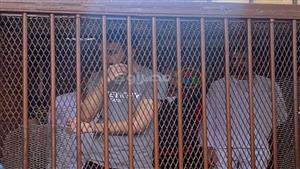 "ماسك منديل وبيعيط".. أول ظهور للمتهم بقتل شقيقته في بورسعيد- صور