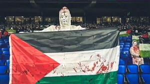 ملابس ملطخة بالدماء.. جماهير ريال سوسيداد تجدد دعم فلسطين بهذه الطريقة (فيديو)