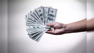 عامل نظافة يعثر على ملايين الدولارات ويتصرف بطريقة عجيبة.. ماذا فعل؟