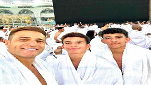 محمد نور برفقة أولاده من أمام الكعبة المشرفة