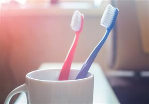 خبراء يحذرون: فيروس خطير قد تنقله فرشاة الأسنان
