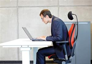 ماذا يحدث لجسمك عند الجلوس لساعات طويلة في العمل؟