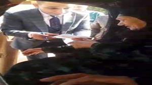 بالصور- رئيس لجنة يخرج لمساعدة مسن وزوجته على التصويت في الانتخابات الرئاسية ببني سويف 