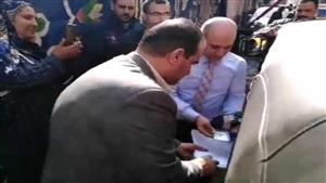 بالصور- رئيس لجنة يساعد سيدة من ذوي الاحتياجات الخاصة للتصويت في الانتخابات بالقليوبية 