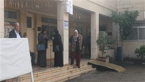 رغم الأمطار.. استمرار توافد الناخبين على مراكز الاقتراع بالإسكندرية- صور