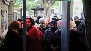 ناخبون تحت الأمطار.. استمرار التوافد على لجان الانتخابات الرئاسية بالإسكندرية (صور)