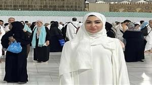 بـ"العباءة".. ميرهان حسين تؤدي مناسك العمرة