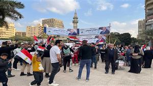 بالصور.. مواطنون يحتفلون بفوز السيسي رئيسًا لمصر أمام مسجد مصطفى محمود