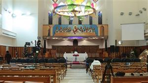 أشجار الكريسماس وأضواء الميلاد تكسو الكاتدرائية الأسقفية قبل قداس العيد